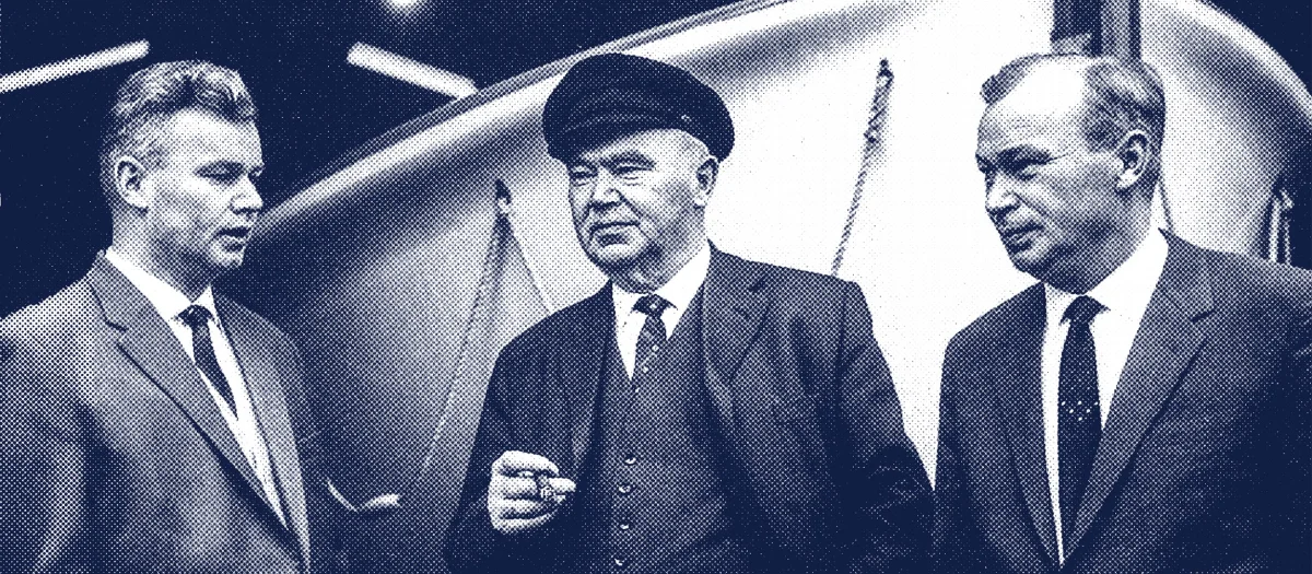 Historic photo of the Fassmer management: Heinz Fassmer, Hans Fassmer and Friedrich Fassmer in conversation in front of a boat hull. The image shows the Fassmer family generation that significantly shaped the shipyard’s post-war development.