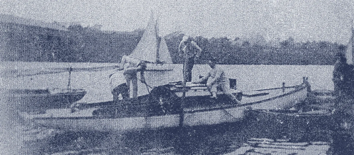 Historic photo of Fassmer boats around 1910: shipyard workers and sailors testing sailing and rowing boats on the River Weser.