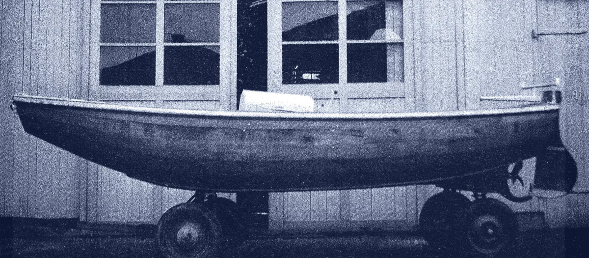 Early Fassmer motor workboat from the 1920s in front of a workshop – one of the first series-produced workboats.