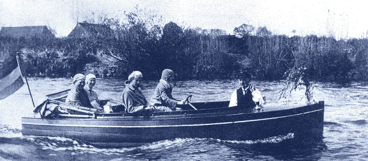 Fassmer “Us Lütt” motorboat from the 1920s with passengers on the Weser River – an early success model and forerunner of the comfort version “Wanderer”