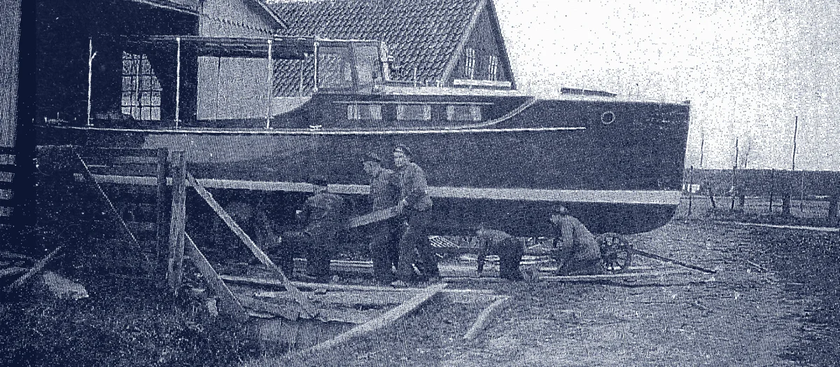Historic photo from 1930: Shipyard workers prepare to launch the cabin motorboat Hanseat, built by Hans Fassmer for high-end customers. The boat later featured on the company’s letterhead until the 1970s.