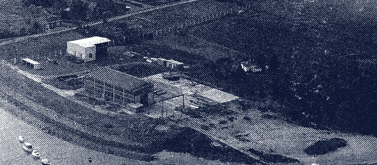 Aerial view of the new Fassmer shipyard site in Berne-Motzen in 1959 – relocation beyond the dyke marking the start of the modern shipyard era.