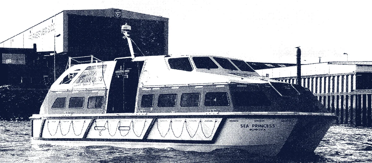 Combined tender and lifeboat “SEL T-11.0” by Fassmer in front of the shipyard hall – a successful series model for international cruise ships.