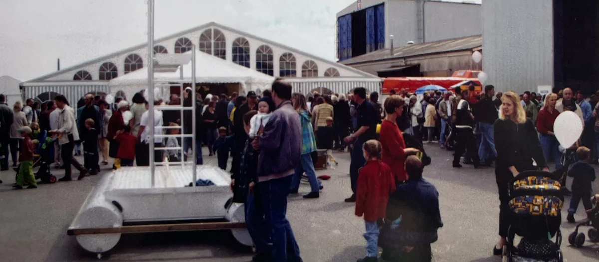 2000 – 150 years of Fassmer: The photo shows visitors and employees celebrating the company’s anniversary at the Berne yard. At that time, Fassmer employed more than 200 people and generated about €30 million in annual sales.