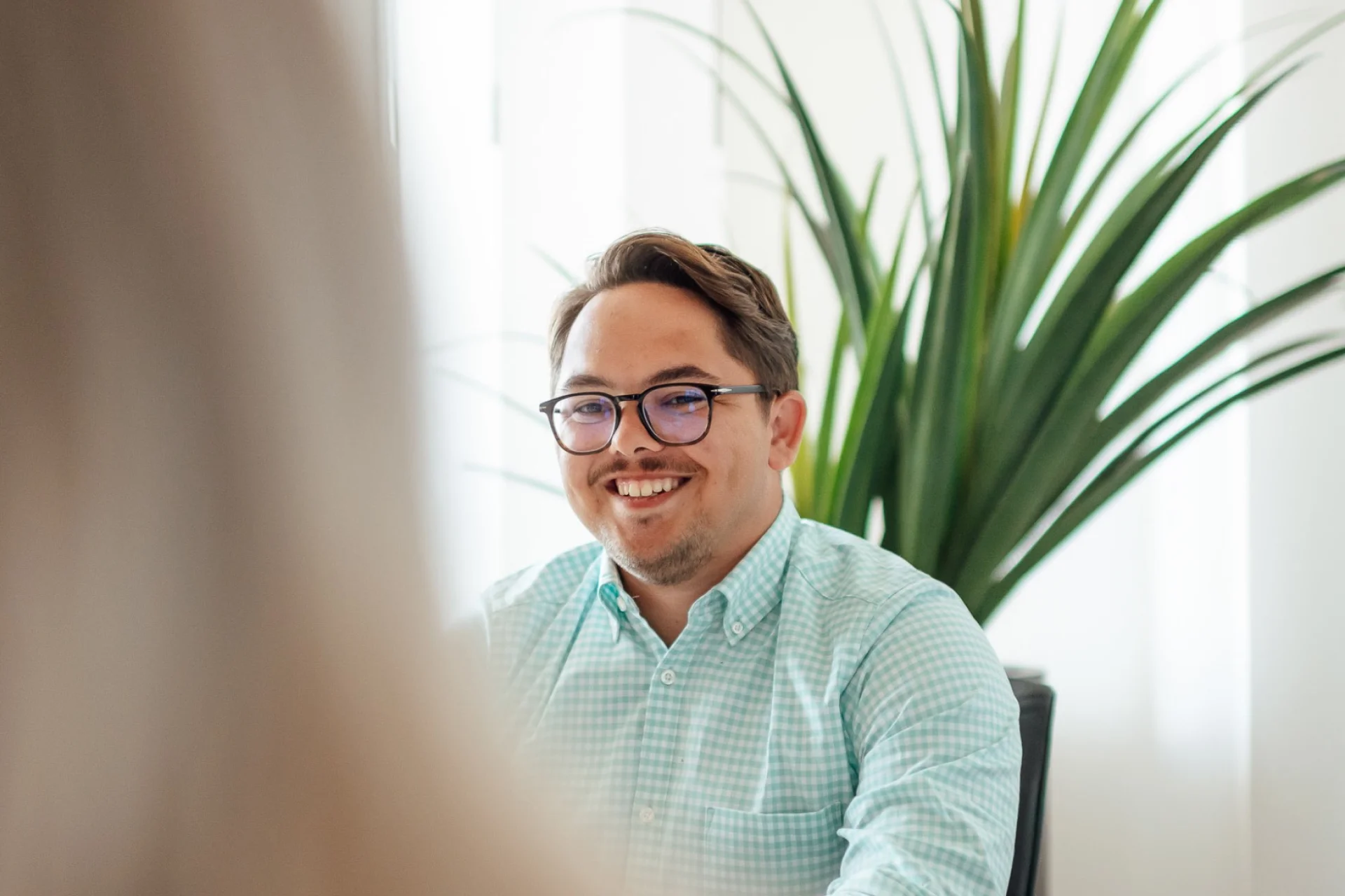 Young employee in conversation at Fassmer – apprenticeship, career and dual study opportunities in the maritime industry