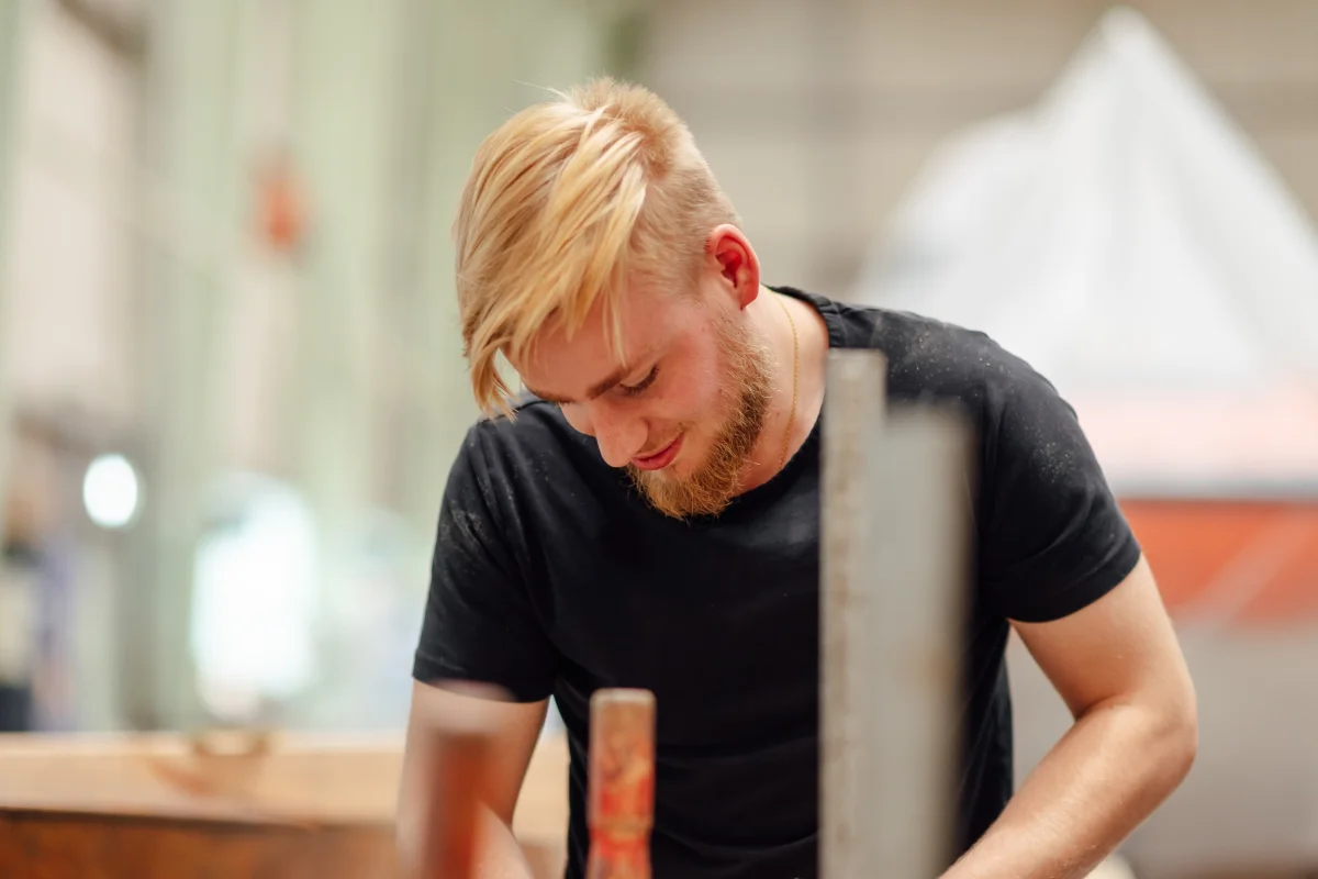 Career at Fassmer – apprentice working in shipbuilding production