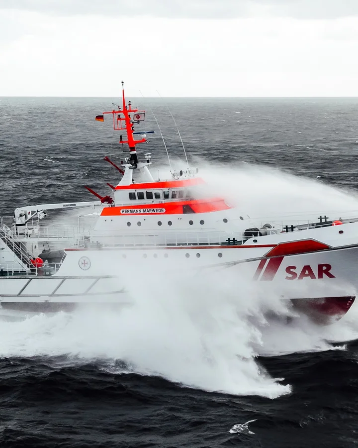Rescue cruiser Hermann Marwede of DGzRS at sea: Fassmer SAR vessel powering through rough waves in action.