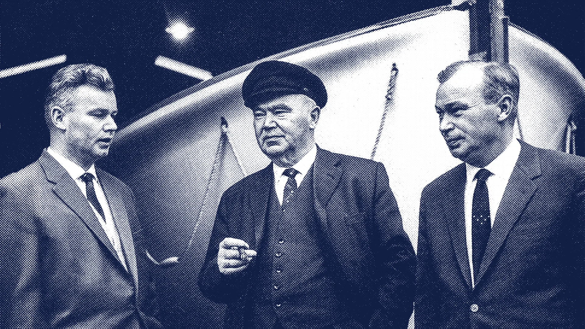 Historic photo of the Fassmer management: Heinz Fassmer, Hans Fassmer and Friedrich Fassmer in conversation in front of a boat hull. The image shows the Fassmer family generation that significantly shaped the shipyard’s post-war development.